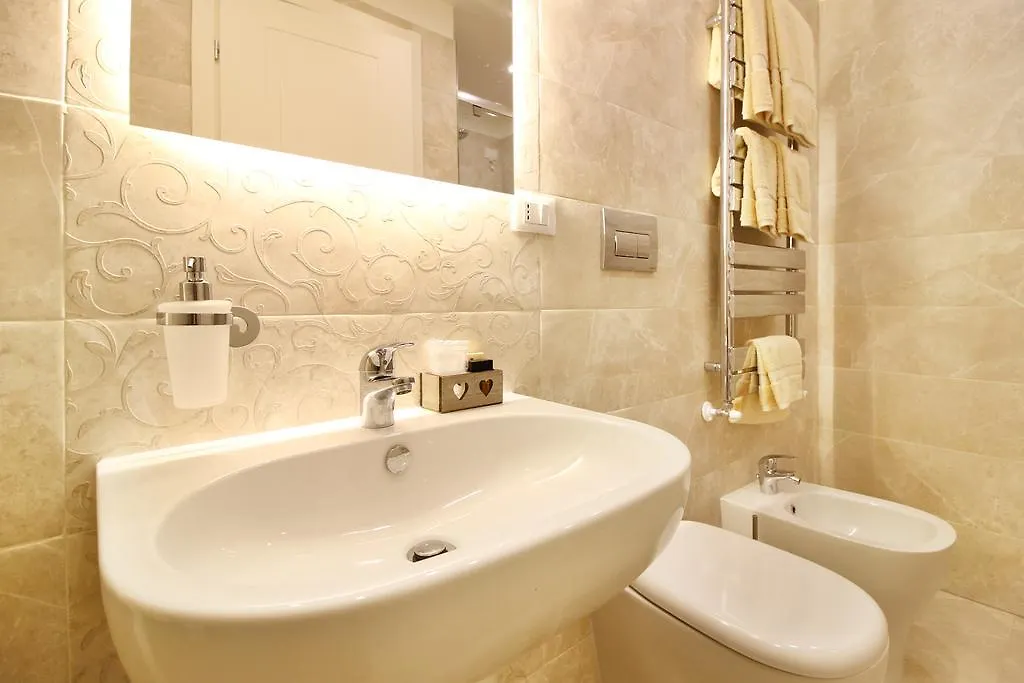 Pensión Lucca In Chic - No Ztl - Free Parking - Old City At 10Min By Walk
